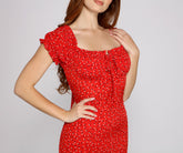 Robe courte fleurie à épaules dénudées et à vibrations séduisantes